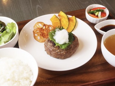 ８屋(和牛ステーキ丼と欧風和牛カレーのお店)