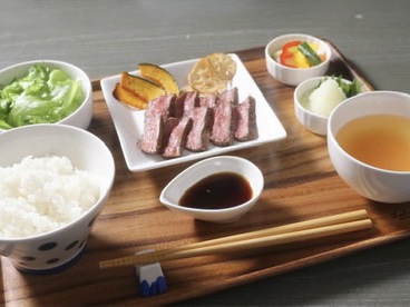 ８屋(和牛ステーキ丼と欧風和牛カレーのお店)